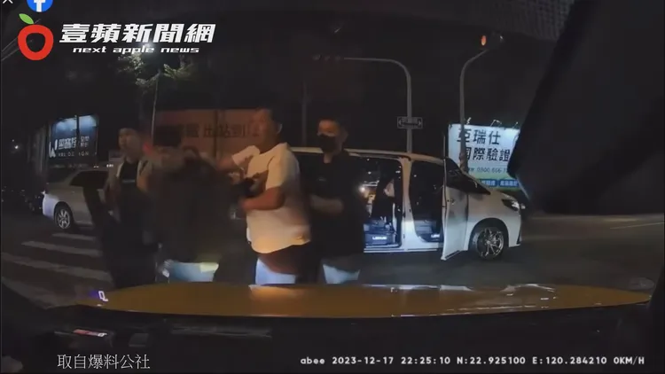 行人被白色休旅車的4名男乘客逮住。取自爆料公社