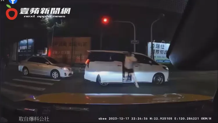 白色Alphard被踹車後，白衣壯漢開門衝下車追向踹車行人。取自爆料公社