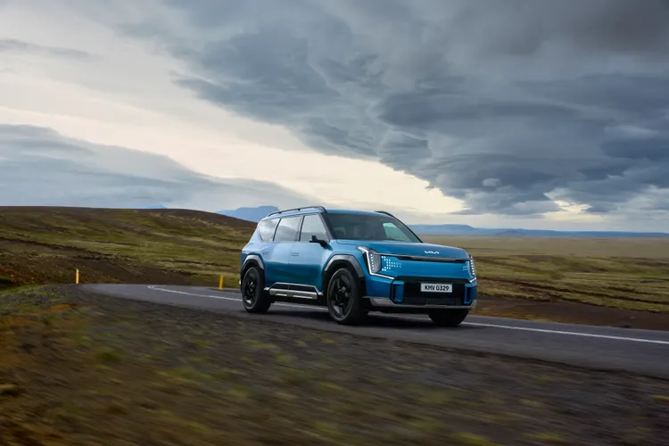 Kia EV9 GT-line採用全球首創的數位光柵，並以Star Map日行燈的星圖設計概念，透過垂直排列並利用簡單線條，打造寬闊的視覺感受。原廠照片