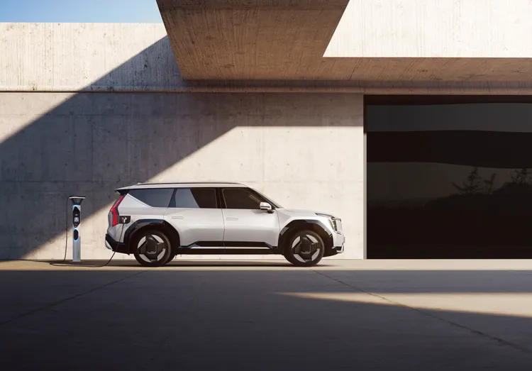 Kia EV9以E-GMP電動全球模組化平台打造，具備 800V超高速快充科技的強大優勢，10%至80%充電時間僅需24分鐘的高效表現。原廠照片