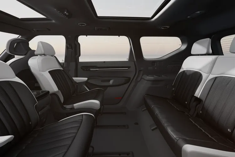 Kia EV9提供三款車型，包含標準七人、旋轉六人及尊榮六人，其中旋轉六人座停車時提供第 2、3 排乘客之間的面向模式。原廠照片