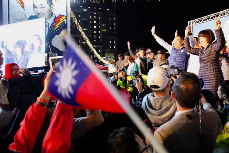 2018年侯友宜當選新北市長，任美鈴首度公開現身，與侯友宜同台謝票。翻攝侯友宜臉書