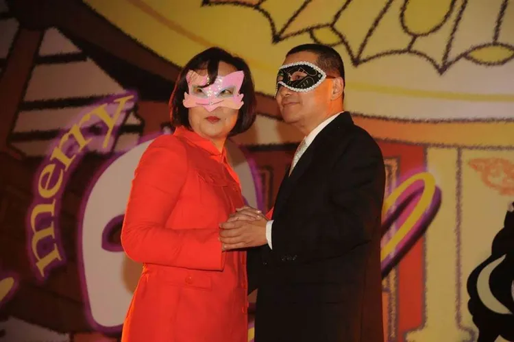 任美鈴鮮少在公眾場合與侯友宜同框。侯友宜在擔任警大校長時，曾說服太座，為學生的化裝舞會開舞。圖取自游毓蘭臉書