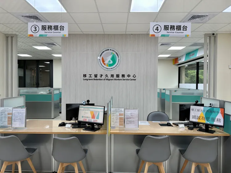 勞動部「移工留才久用服務中心」服務櫃台。王良博攝