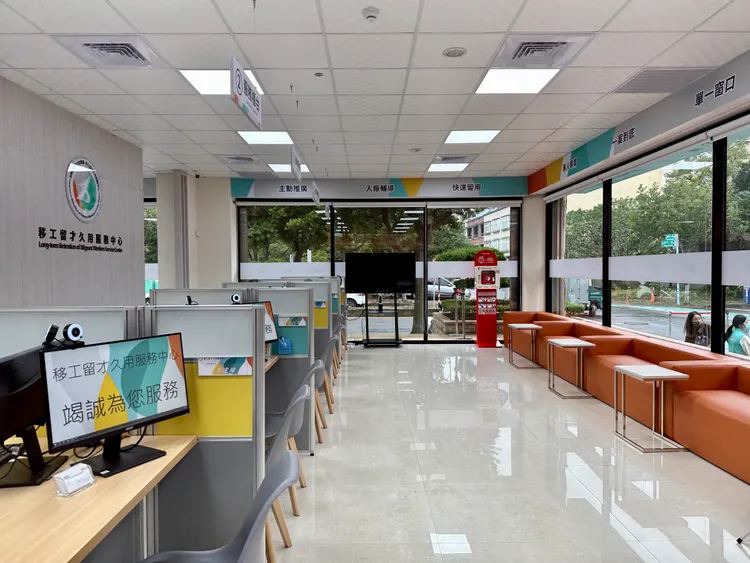 勞動部「移工留才久用服務中心」內部場景。王良博攝