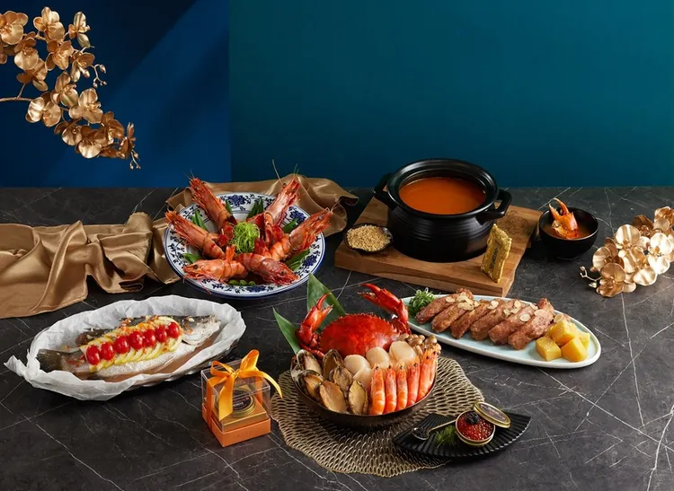 主打砂鍋粥的中餐新品牌「朝粥幫」搶先推出外帶熱年菜組合。業者提供