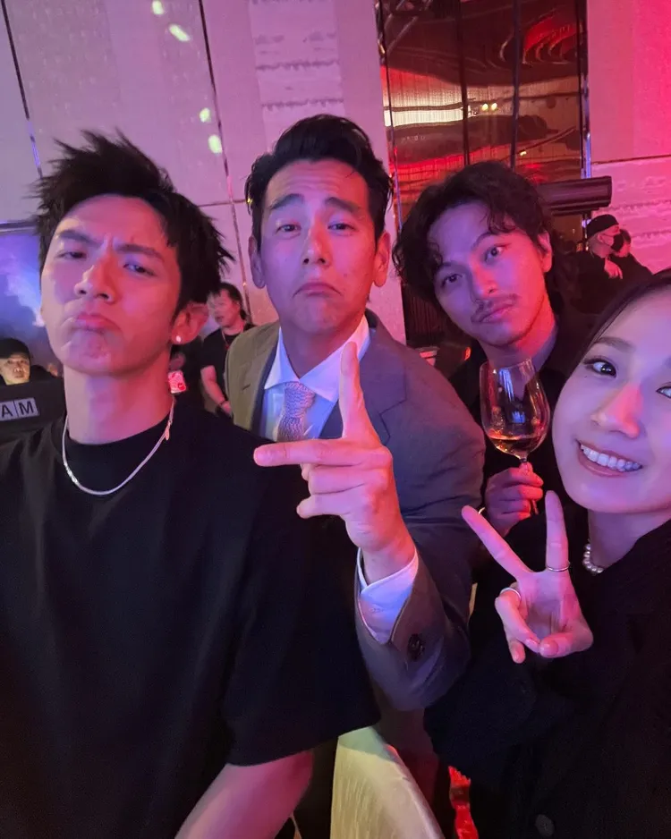 柯震東原本還清醒和眾好友合照。翻攝自柯震東IG