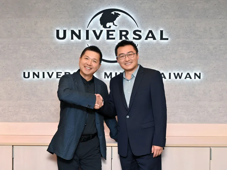 杰威爾音樂總經理楊峻榮與環球音樂集團大中華區主席暨執行官徐毅開心展開合作。環球音樂提供