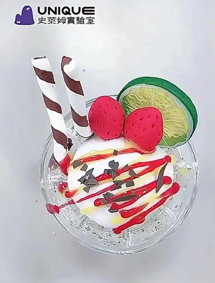 自由發揮創意，DIY草莓聖代冰。IG @slimelab.unique_tw 提供