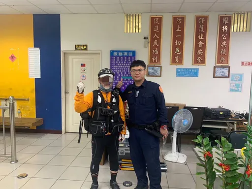 日籍不老騎士單車環島!想搭渡船找嘸路 大園暖警協助引路
