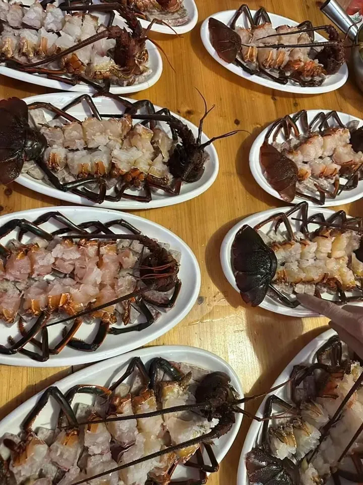 滿桌龍蝦高價餐點，擺盤方式令人不敢恭維。翻攝自臉書「爆廢1公社」