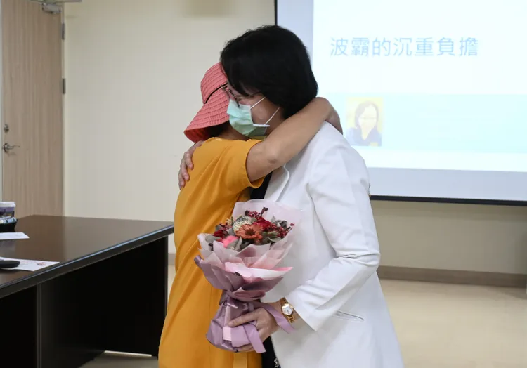 另名患者侯女士感謝唐慧君的幫忙，生活如釋重負，自在抬頭挺胸。安南醫院提供