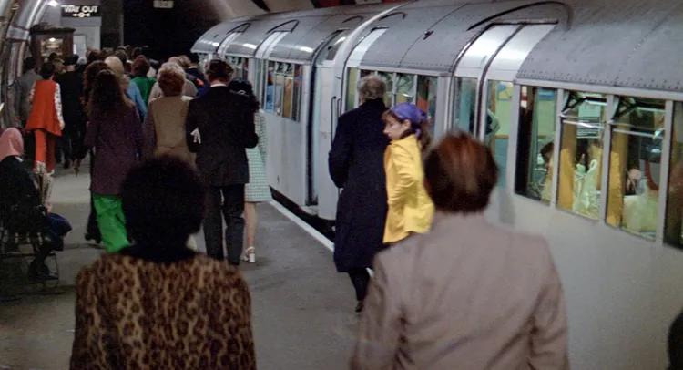 戈斯坦(黃衣者)客串演出的鏡頭。翻攝MUBI影音平台