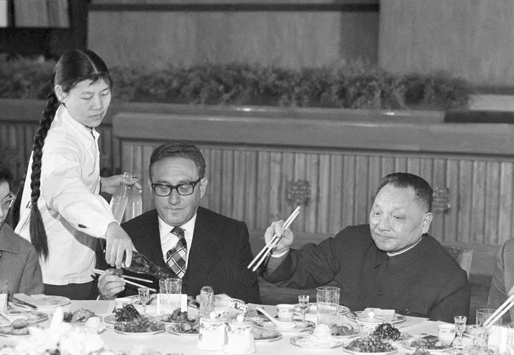 1974年中國國務院總理鄧小平（右起）在北京設宴招待來訪的季辛吉。美聯社