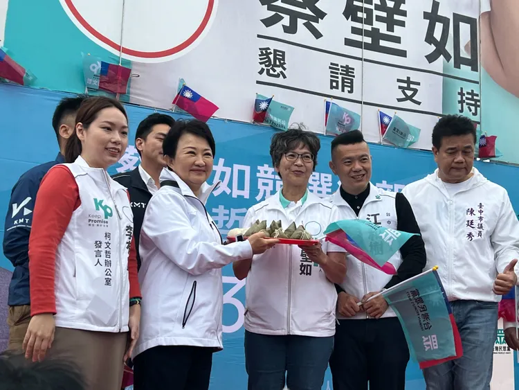 盧秀燕送上粽子高喊「蔡壁如凍蒜」。鮮明攝