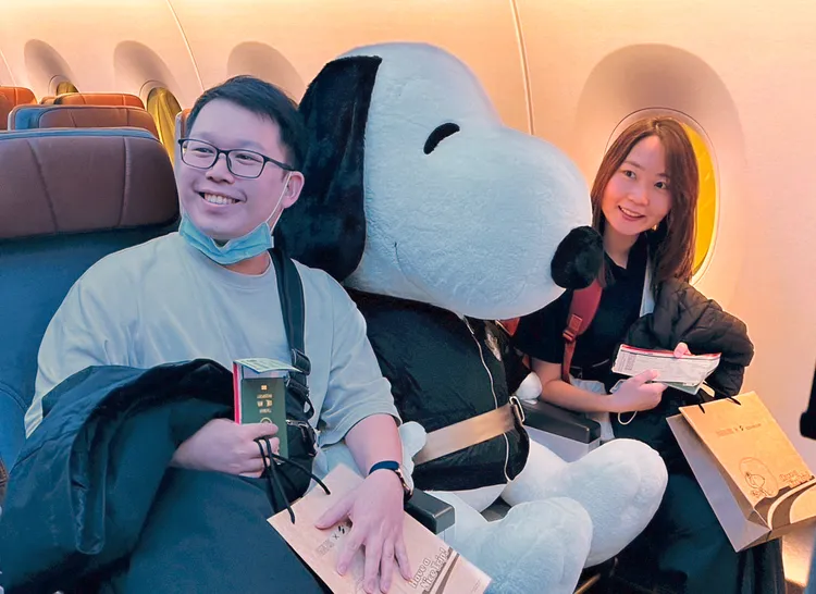 星宇航空特別安排SNOOPY玩偶陪著首航旅客飛往舊金山。業者提供