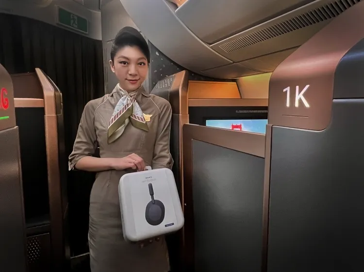 至12/31凡搭乘星宇航空台北飛往舊金山的頭等艙旅客，即可獲得頭等艙同型號Sony耳罩式無線藍牙降噪耳機。業者提供