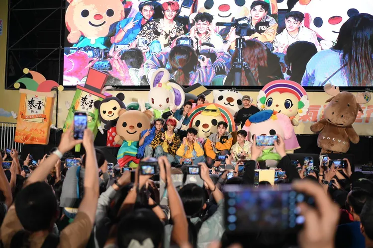 PEN!大氣球遊行吸引眾多民眾到場。寬寬整合行銷提供