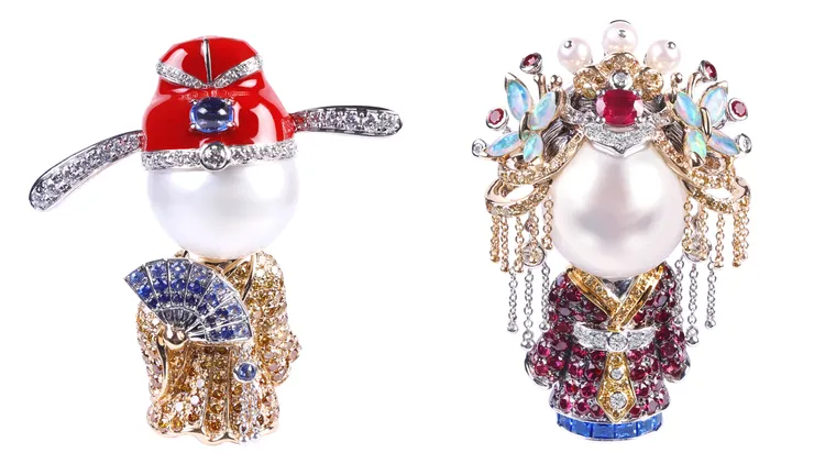 天然南洋珠鑽石偶人左圖款67萬3200元、右圖款55萬4400元。品牌提供