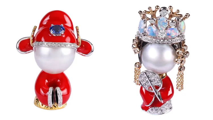 天然南洋珠鑽石偶人左圖款34萬5400元、右圖款42萬200元。品牌提供