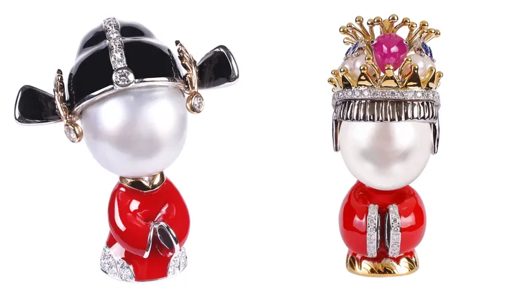 天然南洋珠鑽石偶人左圖款33萬6600元、右圖款41萬5800元。品牌提供