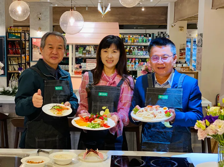 右起農糧署副署長姚志旺、孫慈敏、農業局長李建裕端出新品美味。王志弘攝