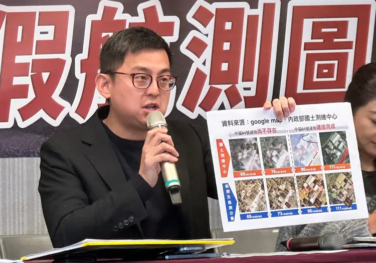 卓冠廷指出，新北市府的航照圖定位錯誤。潘袁詩羽攝