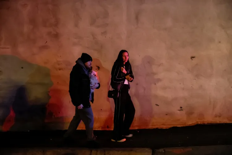 民眾抱寵物避難。路透社