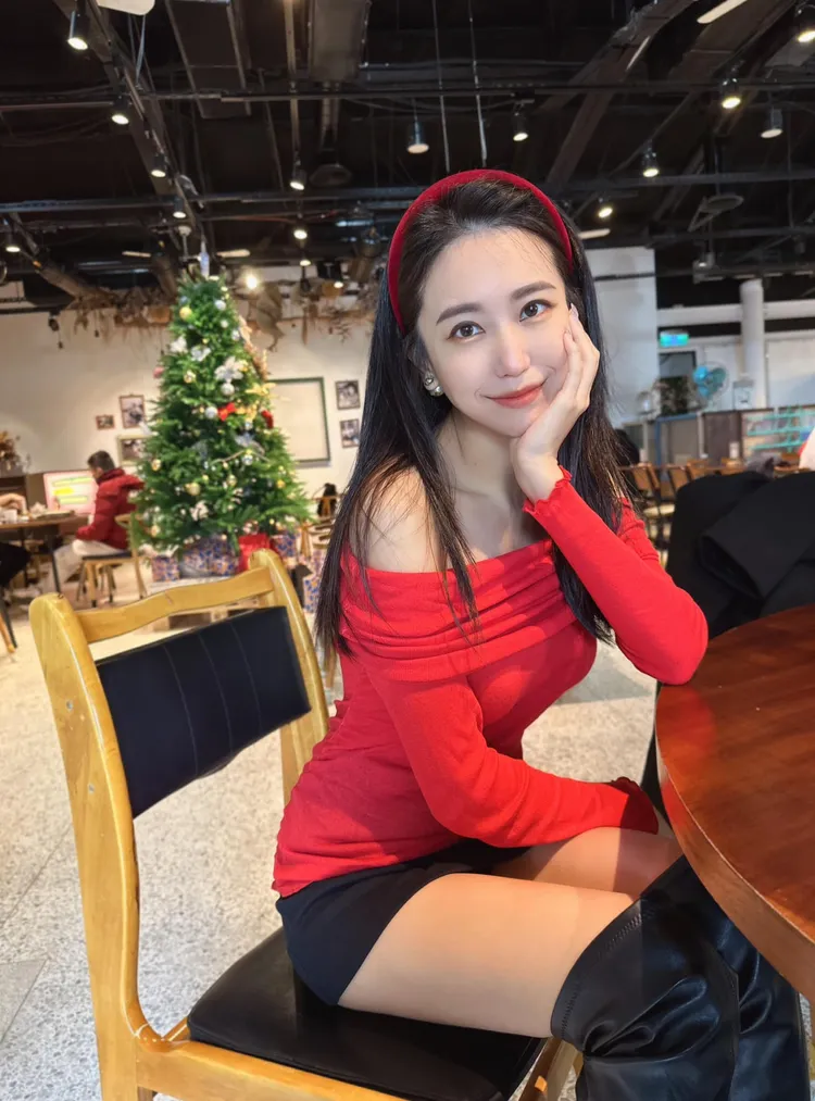 高毓璘大紅裝扮辣爆迎聖誕。翻攝自高毓璘臉書、IG