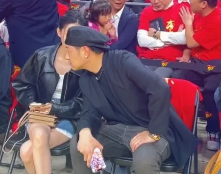 潘瑋柏與老婆親密耳語。翻攝芒果撈小萌主微博