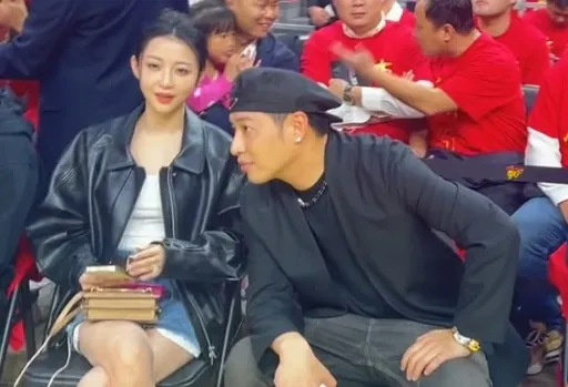 太甜了!潘玮柏带老婆球场第一排亲密咬耳朵 不舍易建联退役拱复出