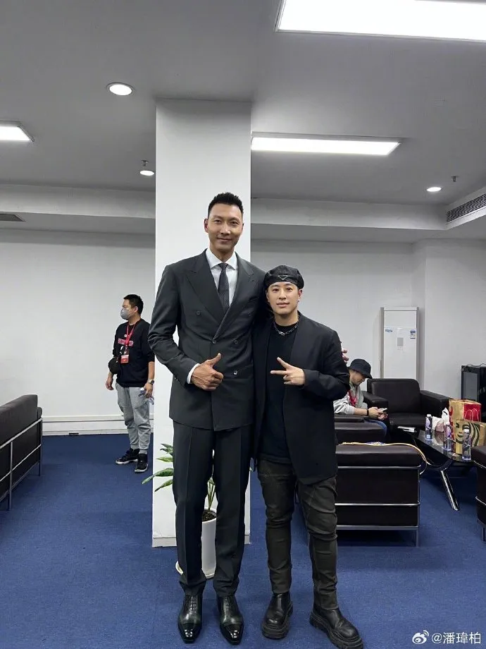 潘瑋柏與籃球明星易建聯合照。翻攝潘瑋柏微博