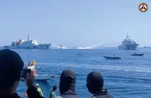 左右夾擊!中國海警船水砲轟菲律賓補給船 菲:非法挑釁