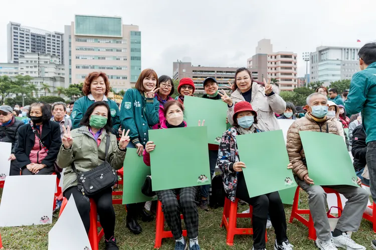 民眾在15度低溫下參與活動。賴清德競總提供