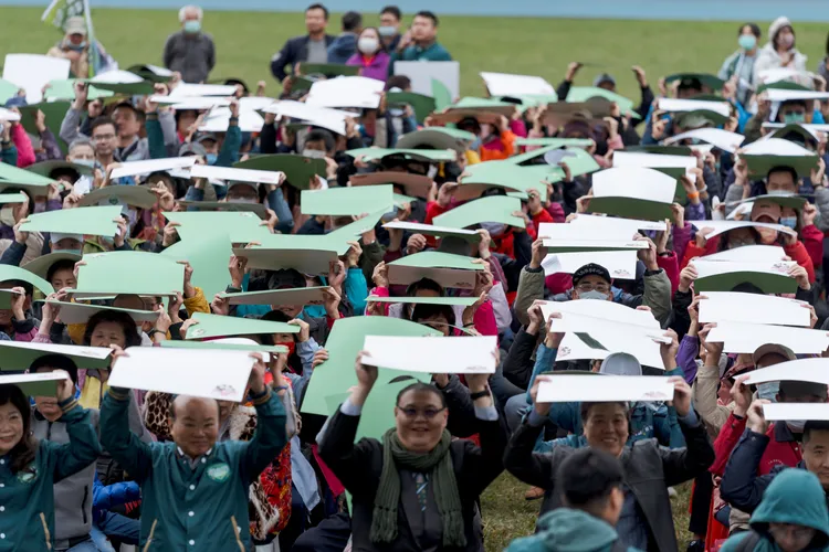 千名支持者用紙板拼出「WIN」字樣。賴清德競總提供