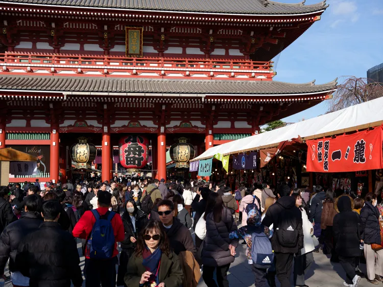 日本東京淺草寺「歲之市」19日開跑，這個市集已有350年歷史。新華社