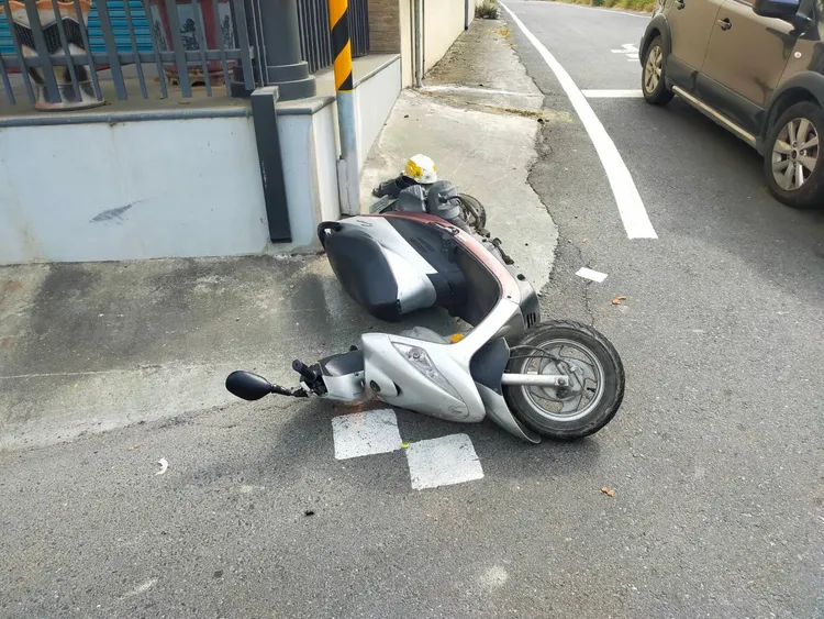 拼裝車碰撞機車，造成騎士不治。翻攝畫面