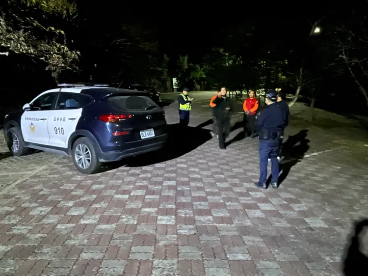 員警、警義消入夜集結展開搜山。讀者提供
