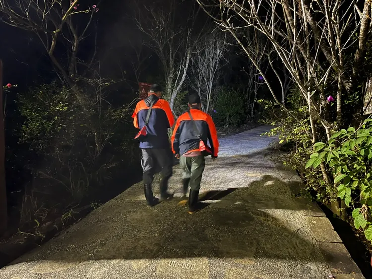 搜救人員沿古道找尋。讀者提供
