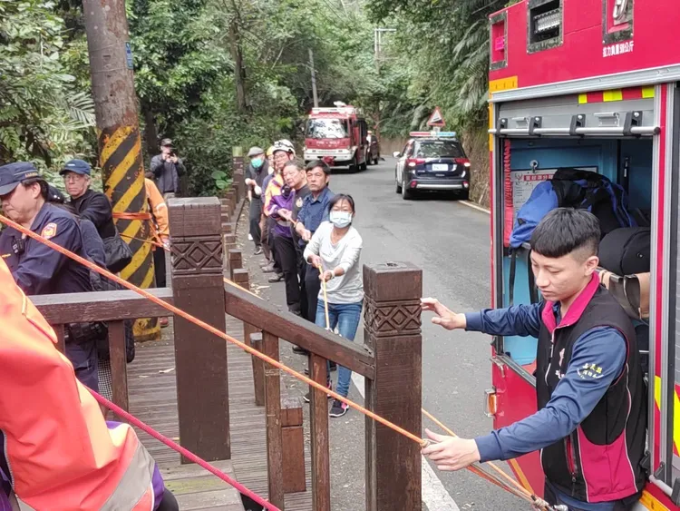 遊客、村民也搜救行列。讀者提供