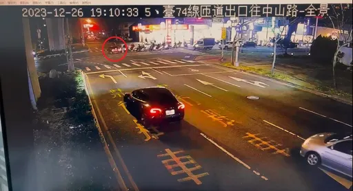 闖紅燈撞傷騎士還肇逃 熱血駕駛攔車喊「給我回去」被讚爆