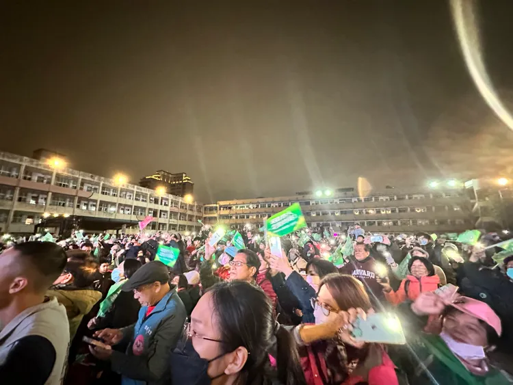 民眾在唱《路》時，開啟手機閃光燈一同歡唱。潘袁詩羽攝