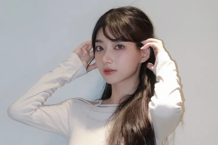 一粒還有個沙發馬鈴薯的外號，其實她最喜歡在直播間與粉絲打成一片，並不像臉上表現得那樣冷淡。