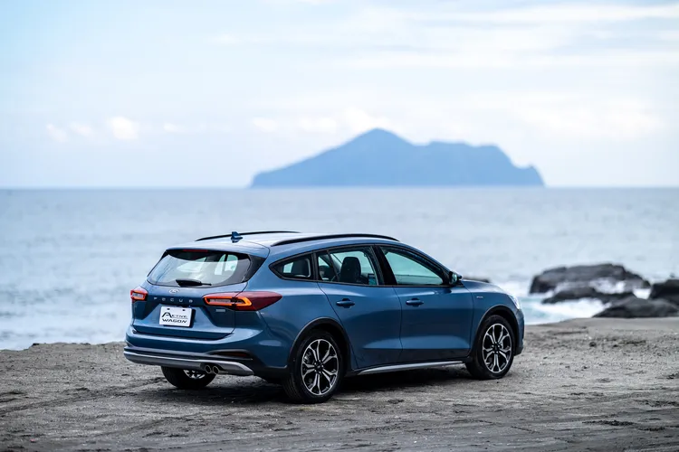 車側及車尾可見Active專屬車身銘板、18吋五輻雙色切削鋁圈、車尾LED燻黑設計尾燈等設計。業者提供