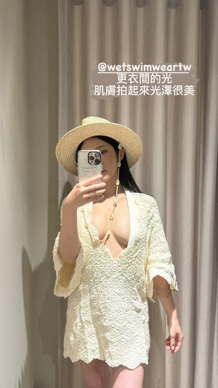 鄭家純大露渾圓美胸。翻攝自鄭家純IG