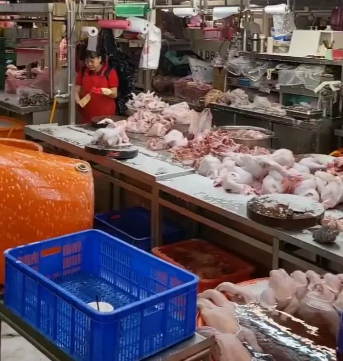 環南市場「下雪」，攤上擺著生雞肉，也都被噴到泡泡。翻攝臉書「爆料公社公開版」