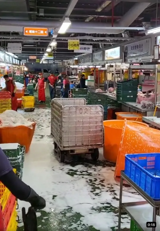 環南市場「下雪」地上一片白。翻攝臉書「爆料公社公開版」