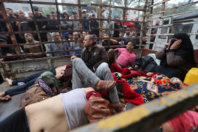 從加薩北部撤退到加薩南部的巴勒斯坦受傷民眾。在外圍觀者為加薩南部民眾。路透社