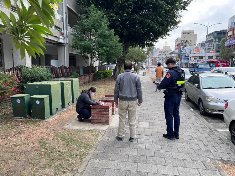 員警當場製單舉發，可處3千元以上罰鍰。讀者提供