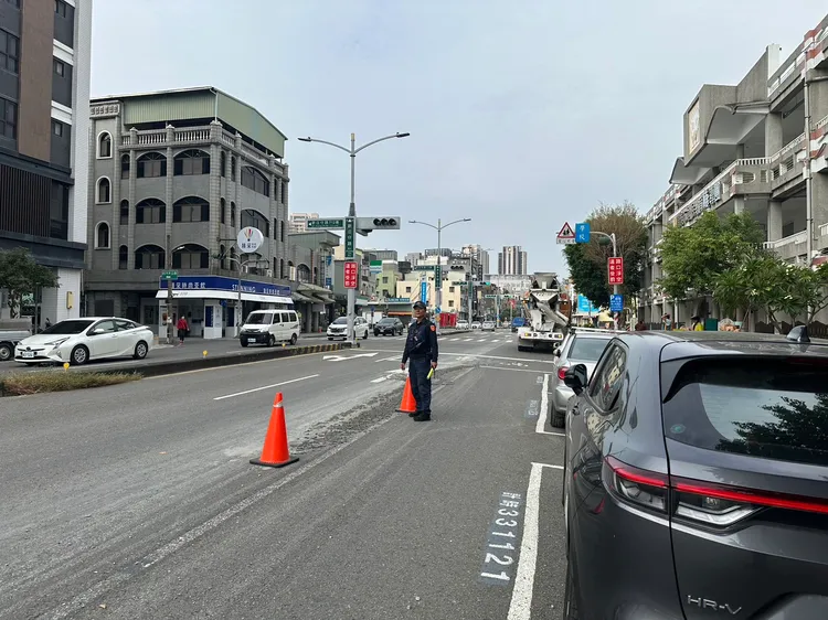 警方前往指揮交通、疏導車流。警方提供